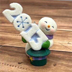 2013 HALLMARK KEEPSAKE ORNAMENT QX9002 FROSTY FUN DECADE SNOWMAN TOP HAT